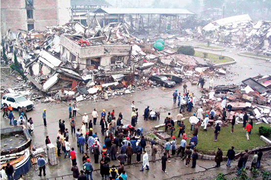 ??汶川县映秀镇街头被地震摧毁的建筑。2008年5月13日拍摄（汶川县新闻中心? 提供）.PNG