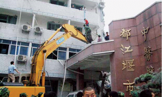 5月12日，成都军区78098部队官兵在都江堰市中医院利用大型机械营救被困群众（张旭海 摄）.PNG
