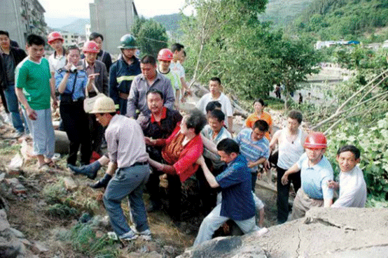 5月12日16时56分，青川县自救队在乔庄镇山珍市场的垮塌居民楼废墟里救出一 名幸存者（CFP 提供）.PNG