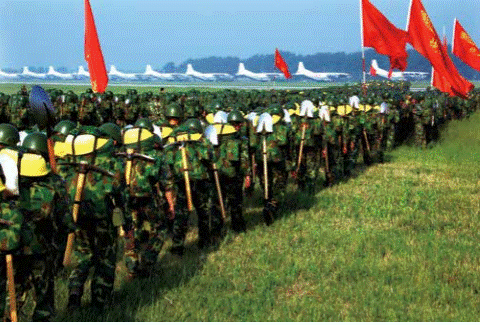 5月13日7 时，空军空降兵某部首批官 兵4500人乘运 输机紧急赶赴地震灾区 （张雷 摄）.PNG