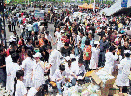 5月14日，绵阳市九洲体育馆，受灾群众领取药品和衣物（肖青? 摄）.PNG