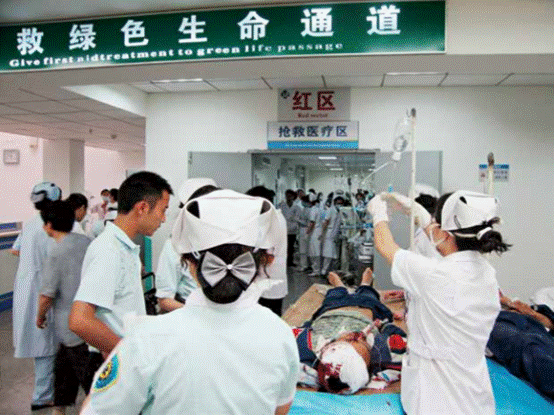5月12日18时，四川省人民医院急诊室开设地震伤员绿色生命通道（四川省人民医院 提供）.PNG