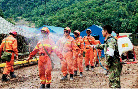 5月21日，成都军区77208部队在北川羌族自治县为地震救援队队员做洗消防护（成都军区77200部队 提供）.PNG