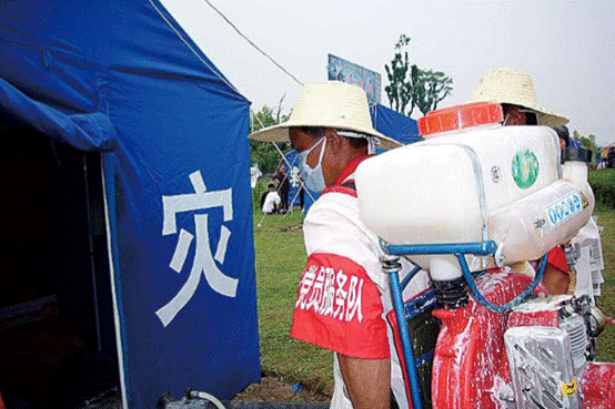 6月7日，什邡市禾丰镇党员服务队在灾区群众安置点防疫消毒（德阳市委宣传部 提供）.PNG